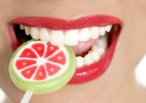 Metodi casalinghi per sbiancare i denti: bicarbonato e limone funzionano? Ecco la verità
